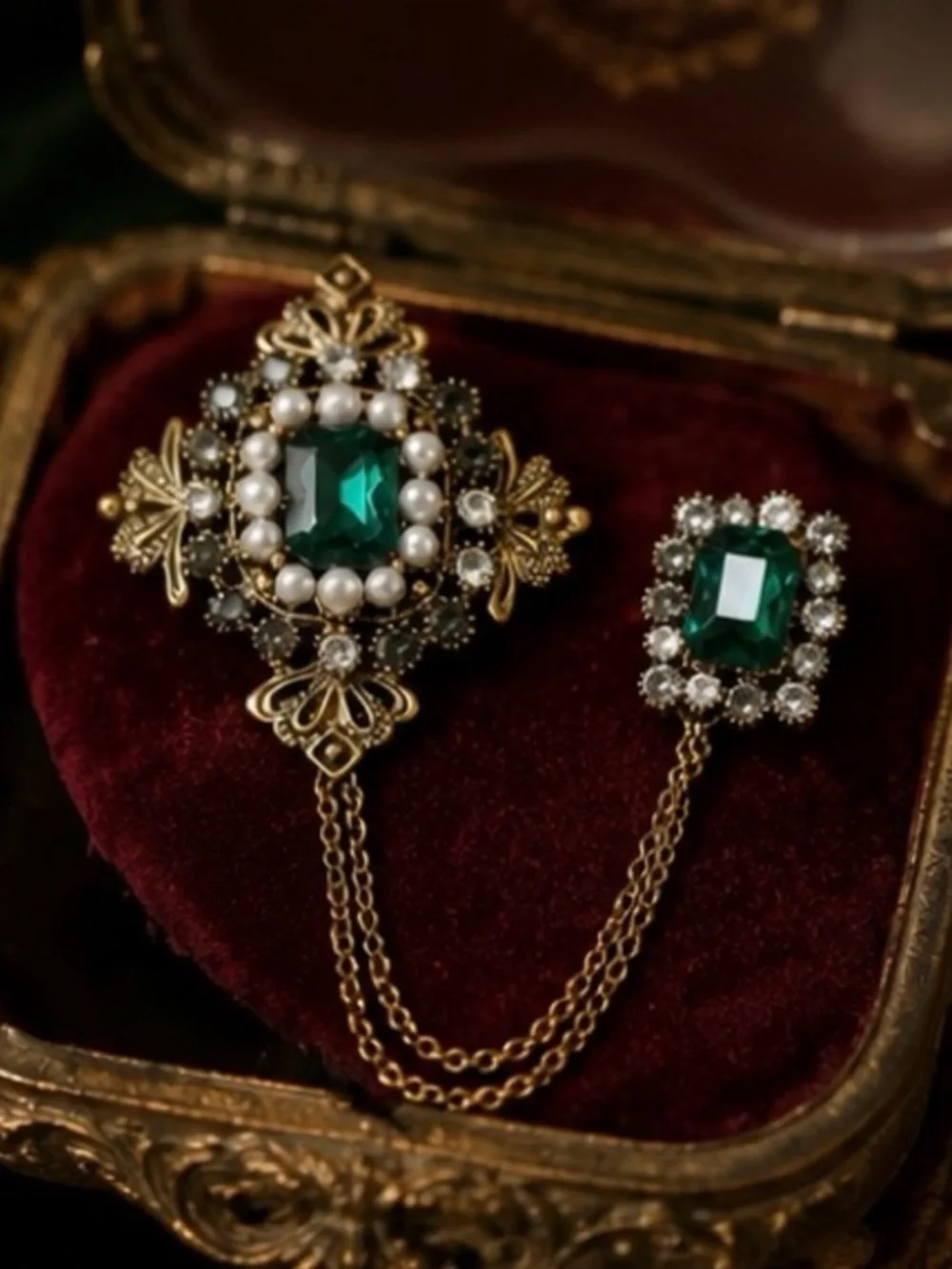 Vintage Golden Brooch Chain with Emerald Green Stones and Pearls